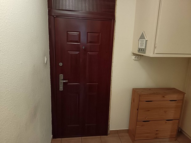 Kossuth utc�n magasf�kdszinti 39 nm-es lak�s elad�