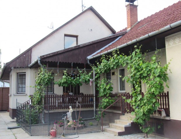 Kossuthvárosban külön portás családi ház 3 garázzsal