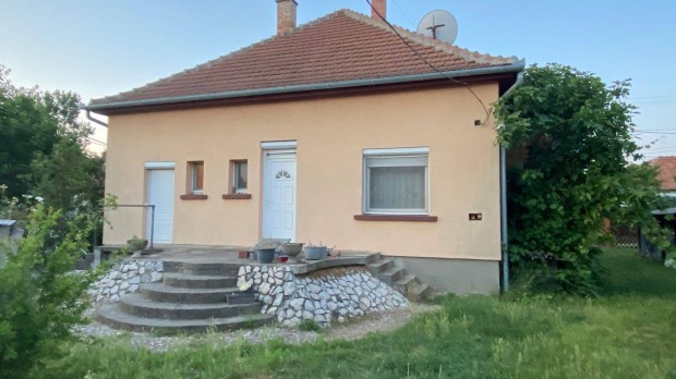 Kossuthvárosban saroktelken 4 szobás családi ház