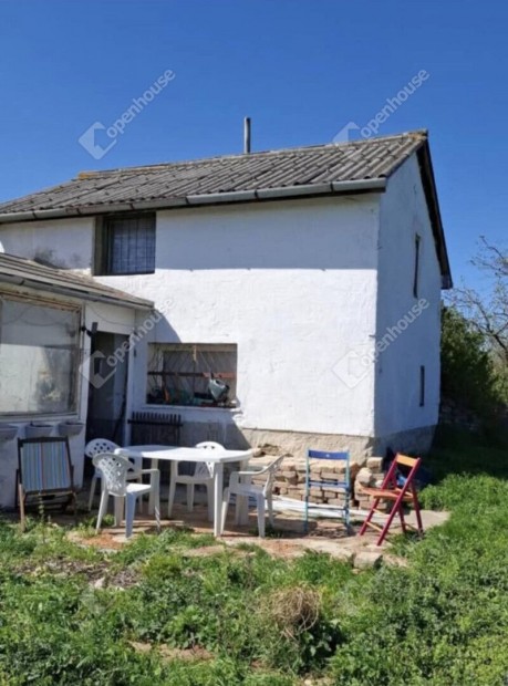 K�sz�rhegyen, j� k�rny�ken z�rkert elad�