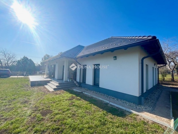 K�sz�rhegyi 166 nm-es h�z elad�