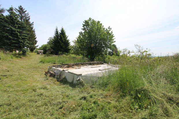 Kőszegen, a Királyvölgyben Építési Alappal, Szigetelt Pincével
