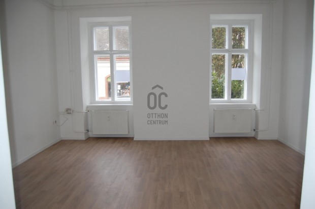 K�szegen a belv�ros k�zel�ben egy  fel�j�tott  3 szob�s lak�s v�rja �n