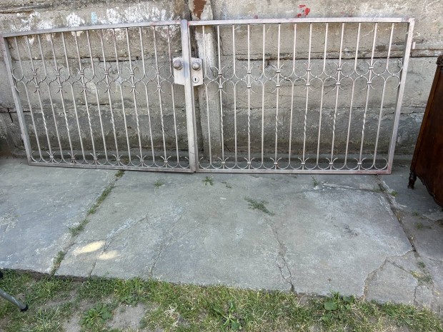 Kovácsolt jellegű vas kapu