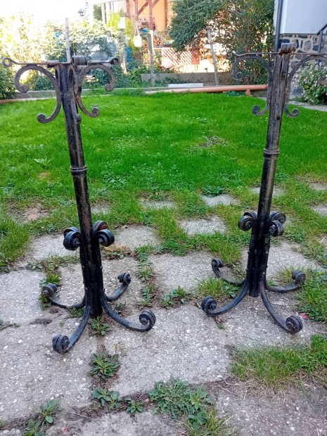 Kovácsolt vas virágtartók szép allapotban!