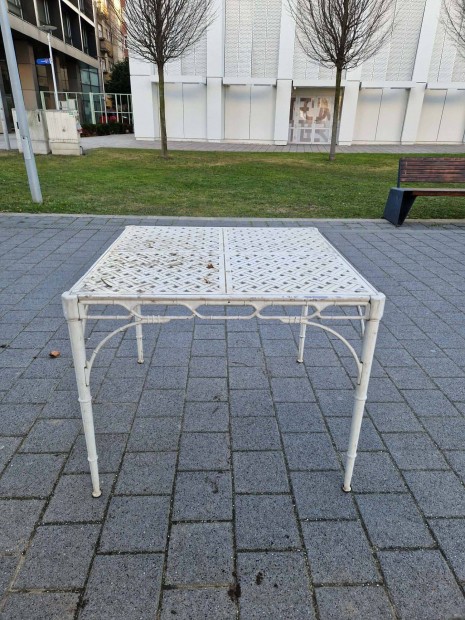 Kov�csoltvas 4 szem�lyes asztal