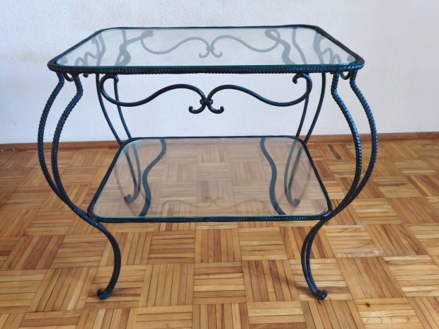 Kov�csoltvas doh�nyz�asztal