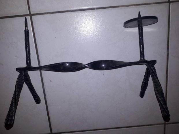 Kovácsoltvas gyertyatartó