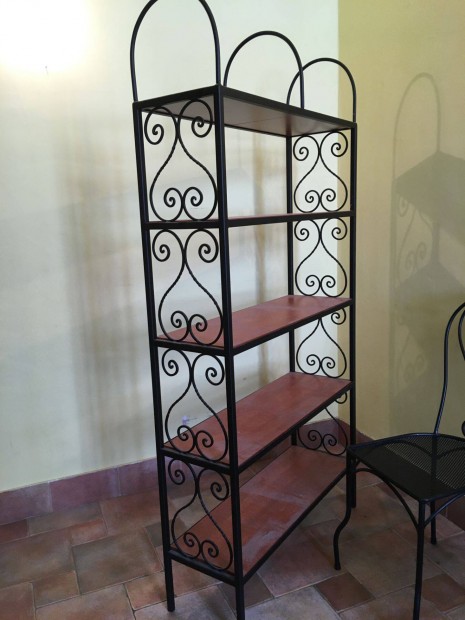 Kov�csoltvas sz�kek �s polc