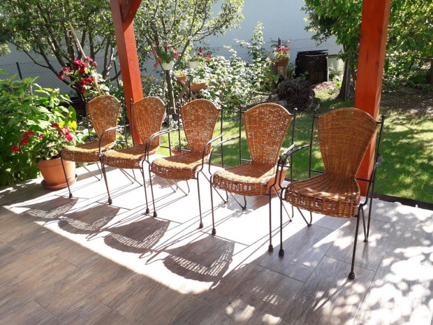 Kovácsoltvas vesszőfonatú rakásolható székek eladók 5db 18000Ft/db