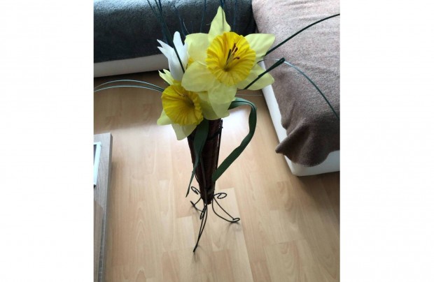 Kovácsoltvas virágtartó 75 cm magas disz virággal