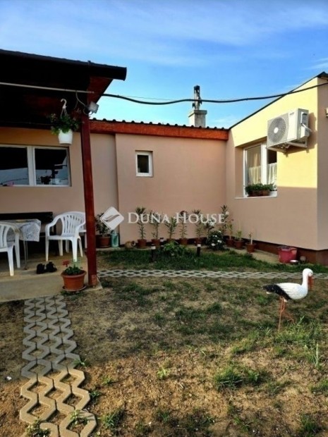 K�v�g�sz�l�si 104 nm-es h�z elad�