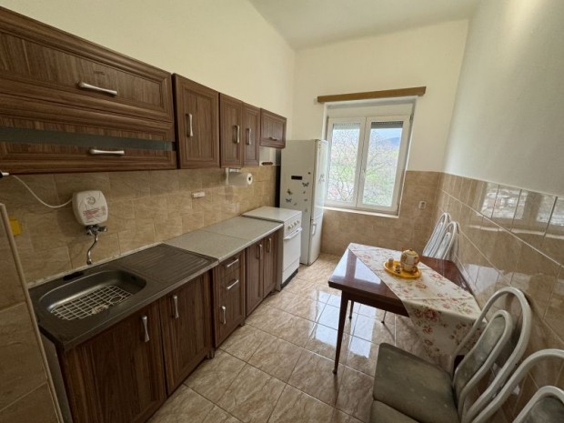 K�v�g�sz�l�s�n 2 szob�s fel�j�tott t�gla lak�s elad�!