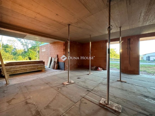 Koz�rmislenyi 81 nm-es lak�s elad�