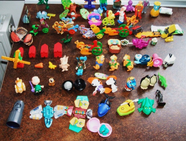 Közel 100db kinder figura és 9db tároló