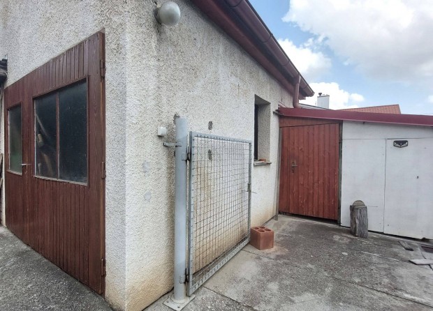 Közel 40 m2-es garázs/műhely eladó Szombathelyen