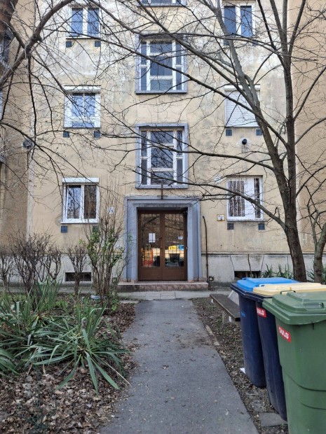 K�zel az �rs vez�r ter�hez, csendes utc�ban 36 nm-es lak�s