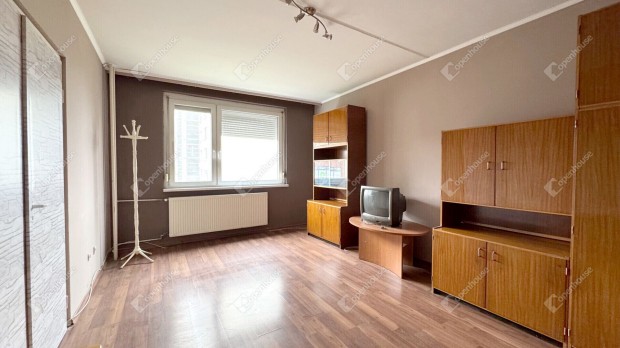 Középszer utcában 2+1 félszobás felújítandó loggiás panel lakás eladó!