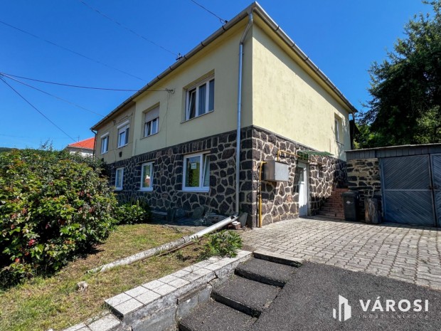 Központ közelében 2 szintes ikerház eladó!