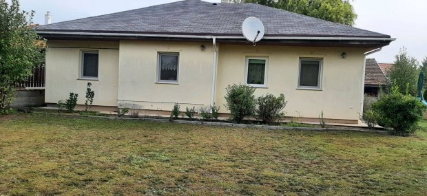 Központhoz,Autópályához közel 2 generációs családi ház eladó