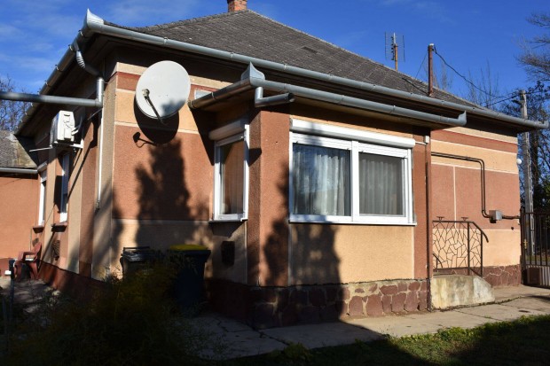 K�zponthoz k�zel, t�gla �p�t�s� 2 szoba + nappali, 72 m2 h�z elad�!