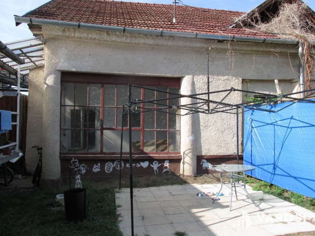 K�zponthoz k�zeli helyen csal�di h�z elad�