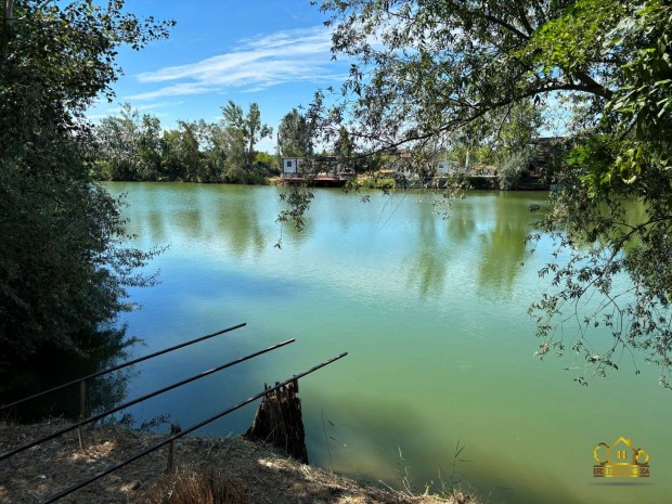 K�zvetlen t�parti telek nyugalomra v�gy�knak! 939