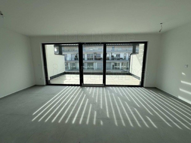 K�zvetlen v�zparti, �j �p�t�s� lak�s elad�