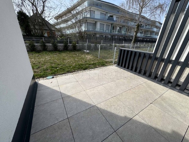 K�zvetlen v�zparti, �j �p�t�s� lak�s elad�