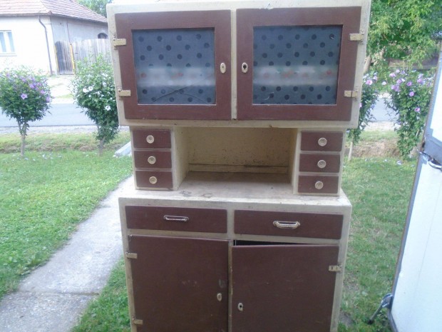 Kredenc t�bbf�le