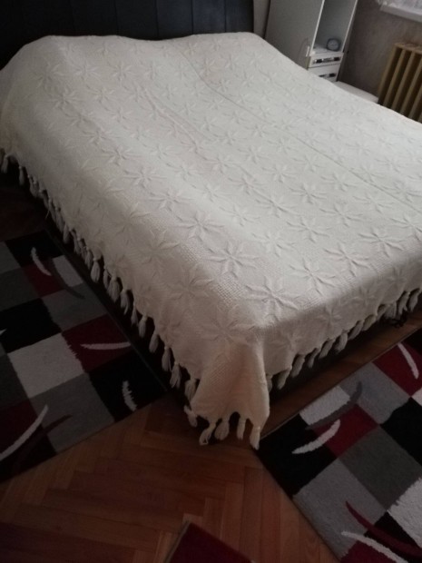 Krémszínű ágyterítő eladó