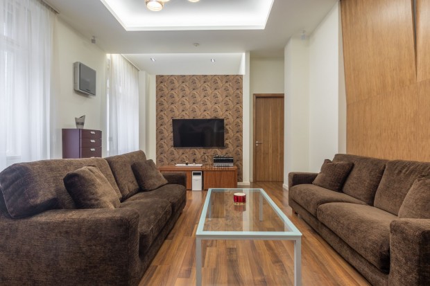 Krist�f t�ren, nappali + 2 h�l�s, j� �llapot�, emeleti t�glalak�s elad