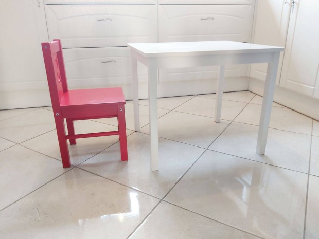Kritter fehér gyerekasztal 60x50 és Critter piros gyerekszék