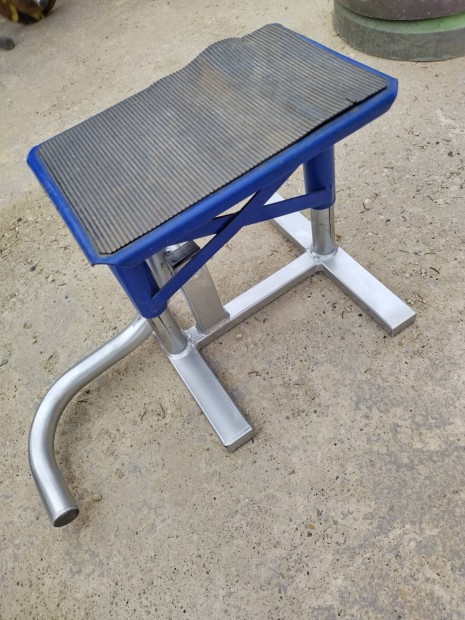 Krossz motoremel� bak