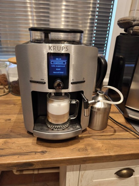 Krups EA 82 kávéfőző tejtartállyal