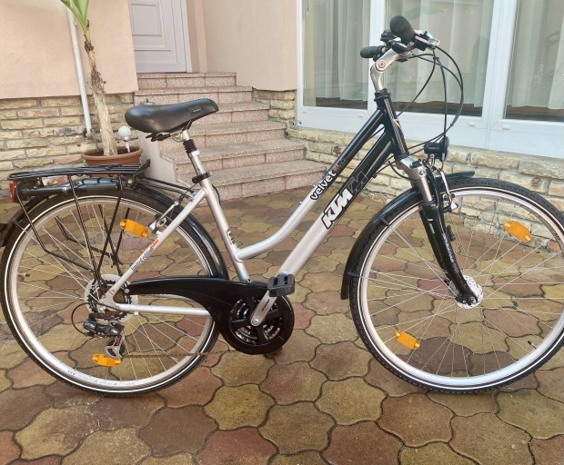 Ktm 28-as aluvázas agydinamós Trekking kerékpár
