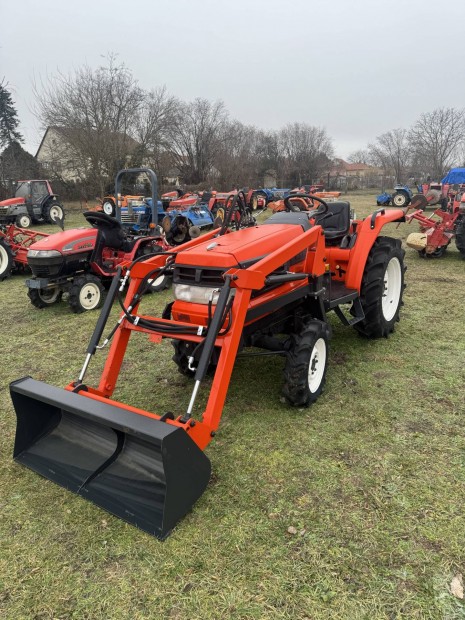 Kubota 24 le uj rakod 4x4 szervos irnyvltos japan traktor 