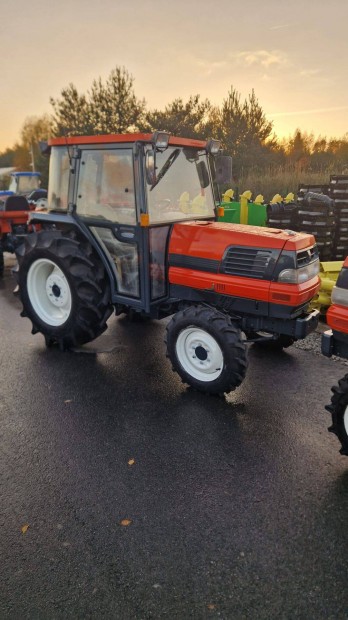 Kubota 32LE japn kistraktor traktor goldoni iseki yanmar carraro mtz