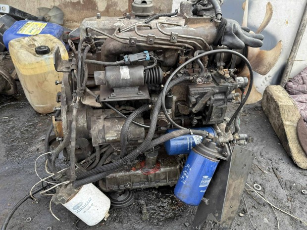 Kubota 4 hengeres motor.