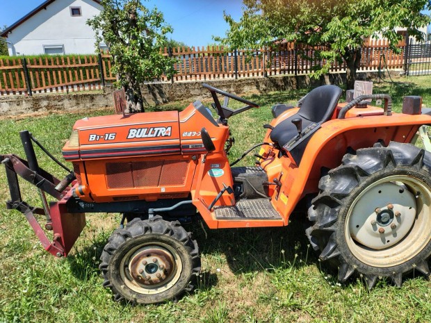 Kubota B116D kistraktor friss műszakival, tartozékokkal