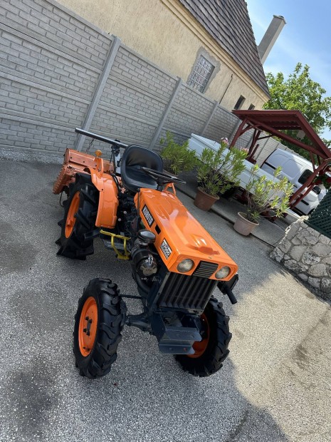Kubota B1402 4X4 japán traktor