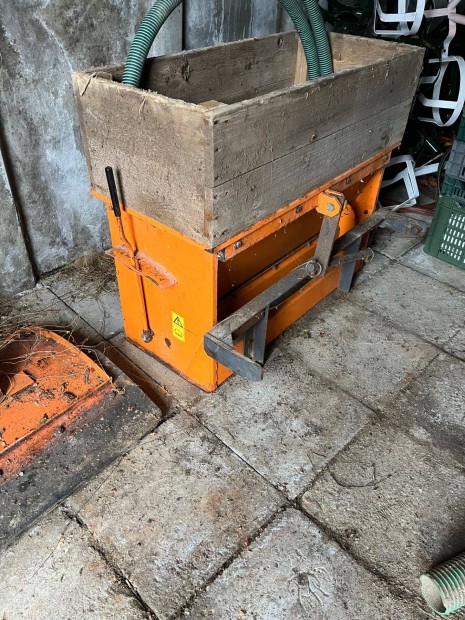 Kubota G23 sószóró tartálya