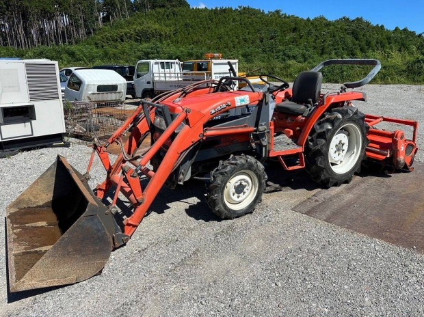 Kubota GL261 japn traktor homlokrakodval