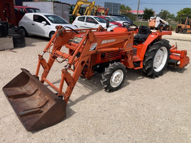 Kubota L1-235DT gyári homlokrakodós japán kistraktor szervókormánnyal