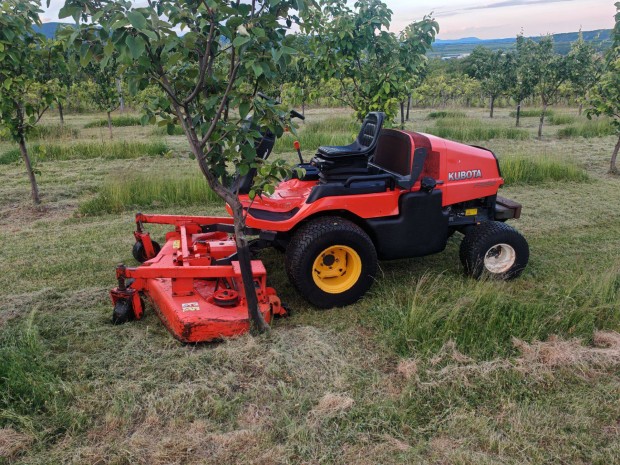 Kubota fűnyírótraktor 4x4 dízel kardán front vágóasztal traktor