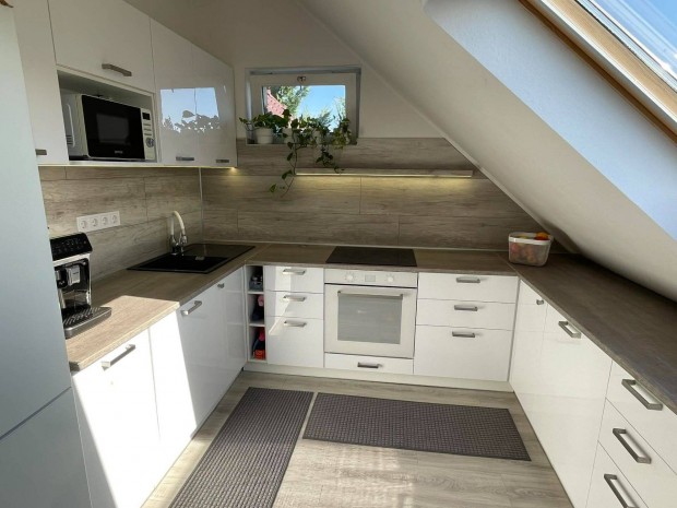 Kuck� a v�ros felett: 66 nm-es, erk�lyes tet�t�ri �kszerdoboz Zugl�ban