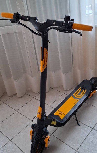 Kugoo M3 Pro elektromos roller, 600 W, 13Ah, 10", 46km/h, 64km hat�t�v