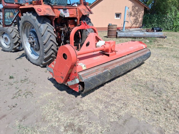 Kuhn WMU 265 kalapácsos zúzó mulcsozó oldalra tolható