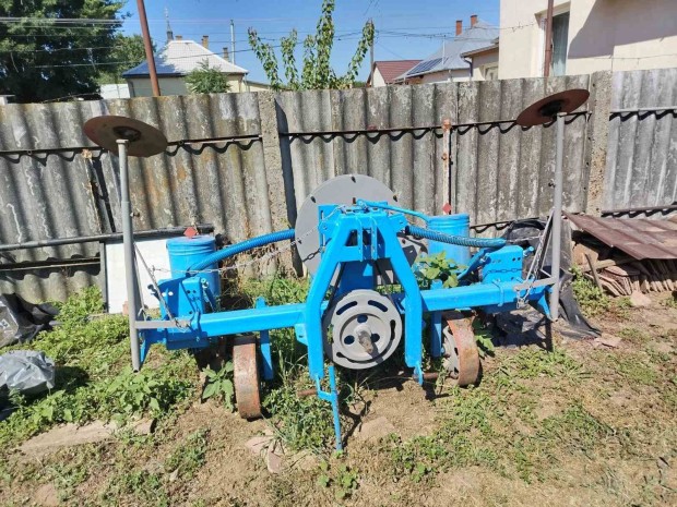 Kukorica és napraforgó vetőgép