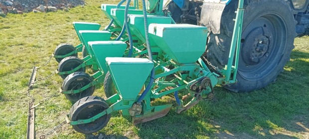 Kukorica napraforg� szemenk�nti vet�g�p